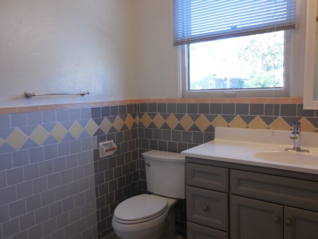 bathroom - 58 Castro St