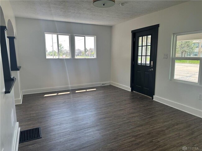 Foto del edificio - 2520 Harshman Rd