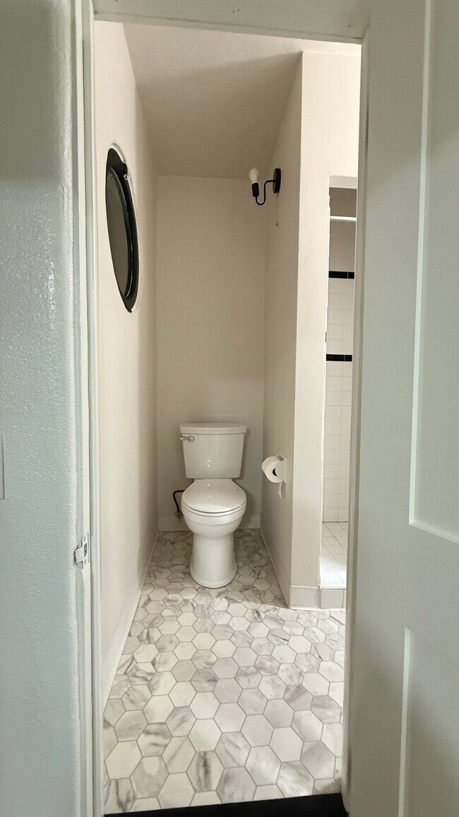 BAÑO - 4400 N Lakewood Blvd