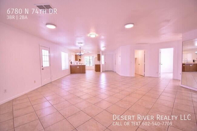 Foto del edificio - 6780 N 74th Dr