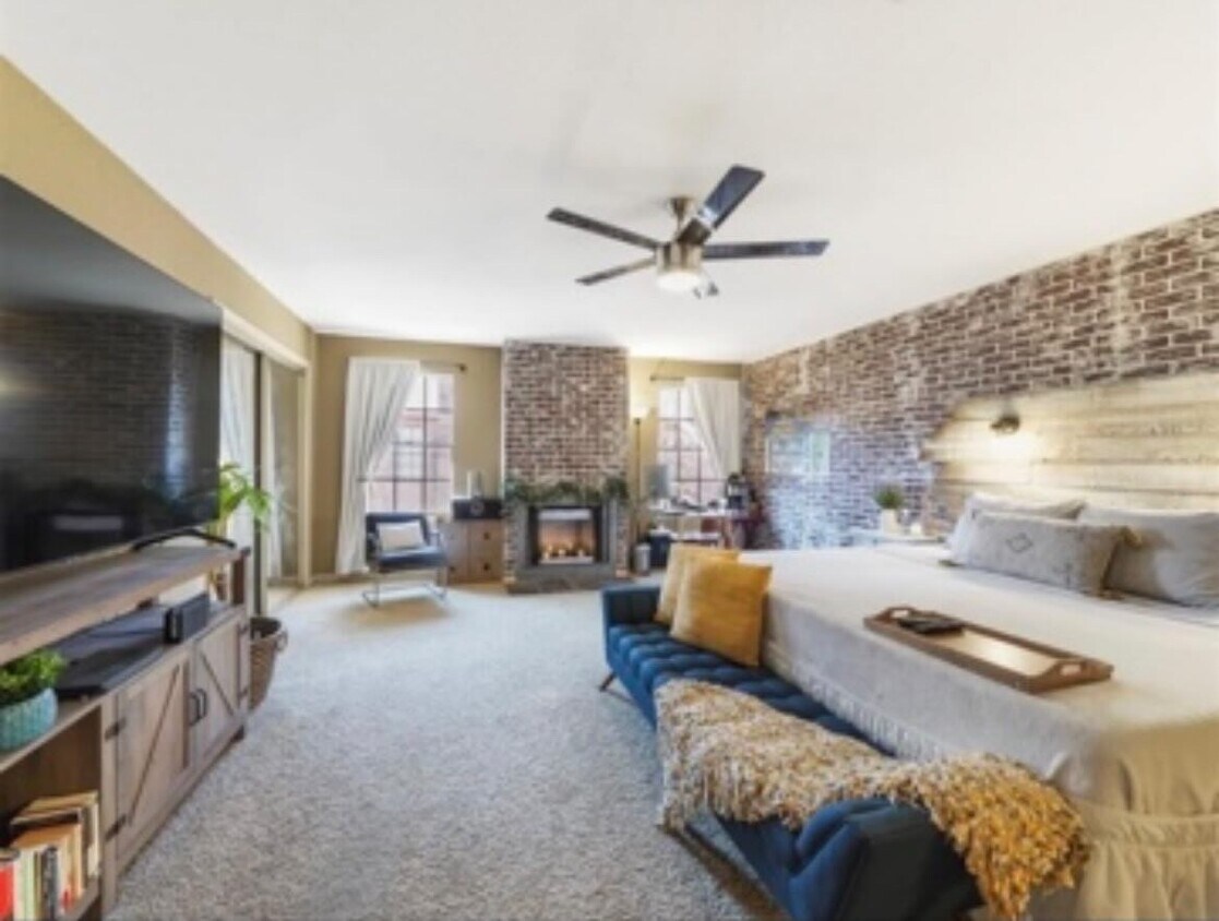 Master Bedroom with 2 walk-in Closets - 9850 Pagewood Ln