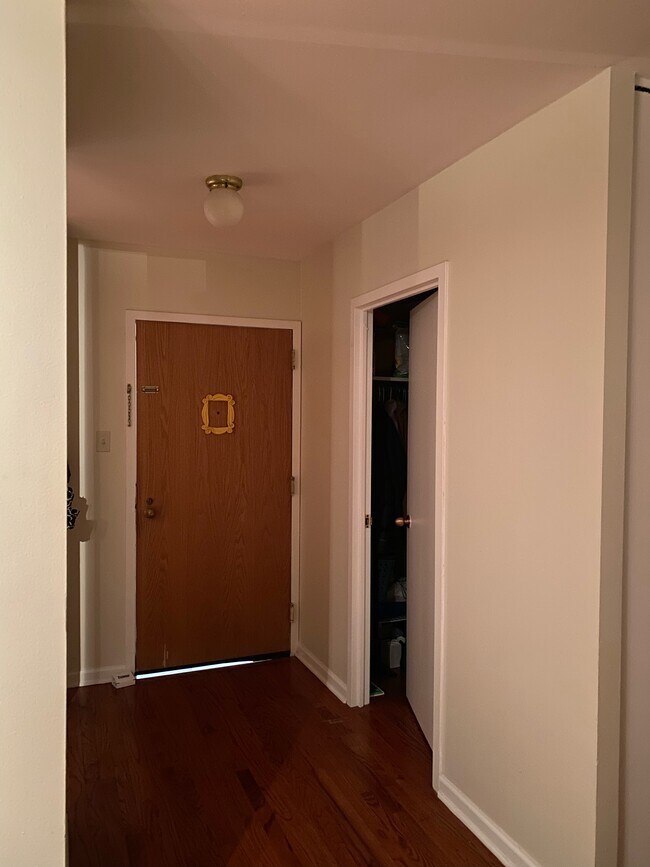 Entry - 211 E Ohio St