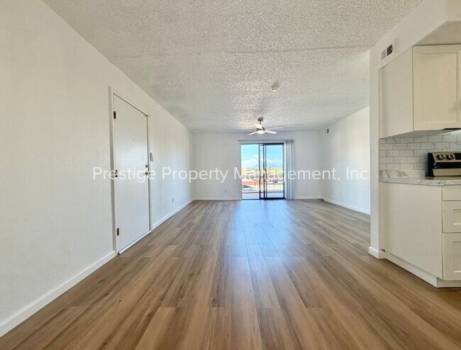 Foto del edificio - FULLY Remodeled and Cute NorthWest Condo With Everything You Need!!!