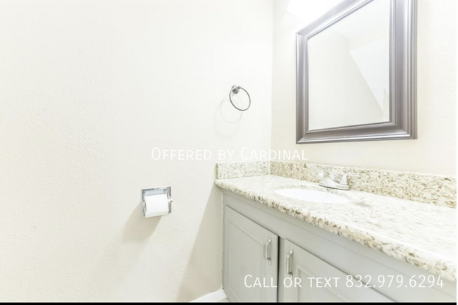 Building Photo - Westbury| 2br, 1.5 bath| Covered Parking a...