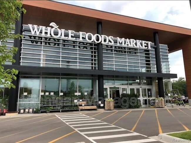 Building Photo - 2735 E Maple Rd