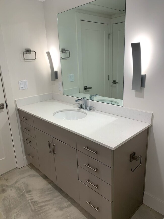 Building Photo - BRAND NEW Modern Units in Salt Lake City