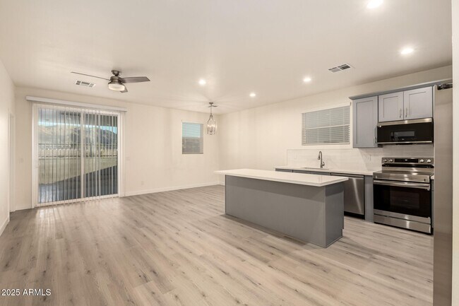 Foto del edificio - 129 W Latona Rd