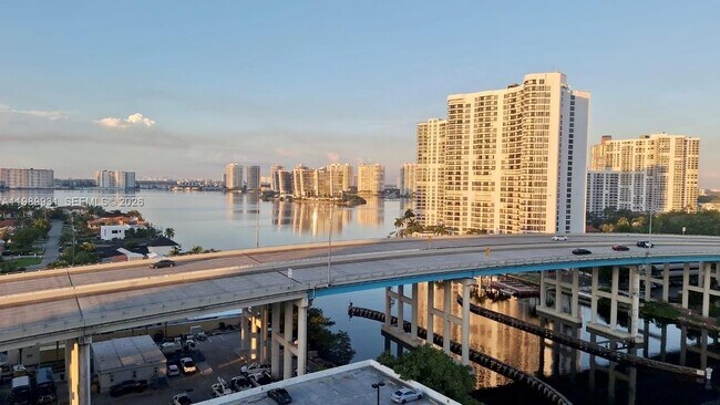 Foto del edificio - 19390 Collins Ave