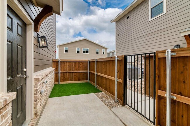 Foto del edificio - 607 Harvest Moon Dr