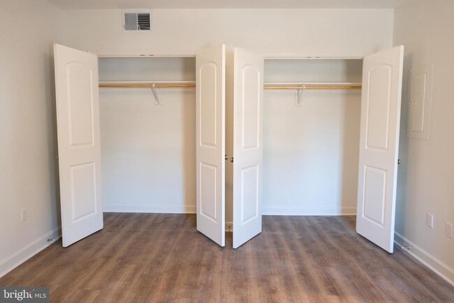 Building Photo - 380 Broadview Ave