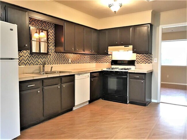 Building Photo - 1304 W Sunset Dr