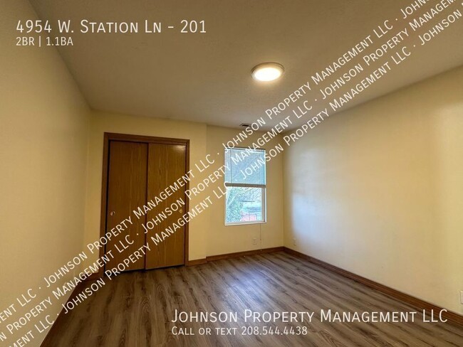 Building Photo - Walking distance to Lakeharbor and State S...