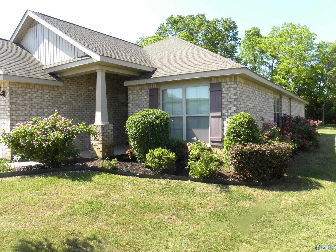Primary Photo - 202 Ashbrook Cir