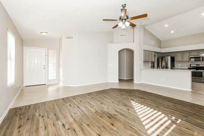 Foto del edificio - 6525 W Behrend Dr