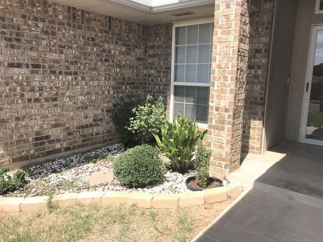 Building Photo - Open Plan - 3 Beds + Office - Moore Schools
