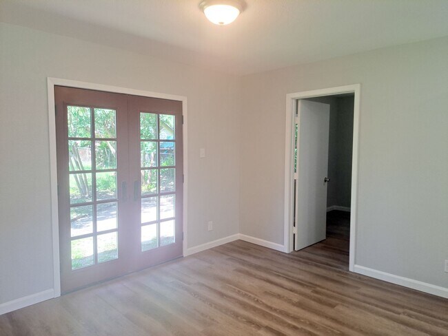 Foto del edificio - 4 Bedroom / 2 Bath / 2 Car Garage