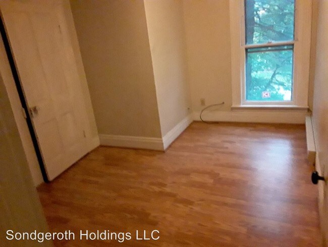Building Photo - 3 br, 1 bath Apartment - 911 Monroe St.
