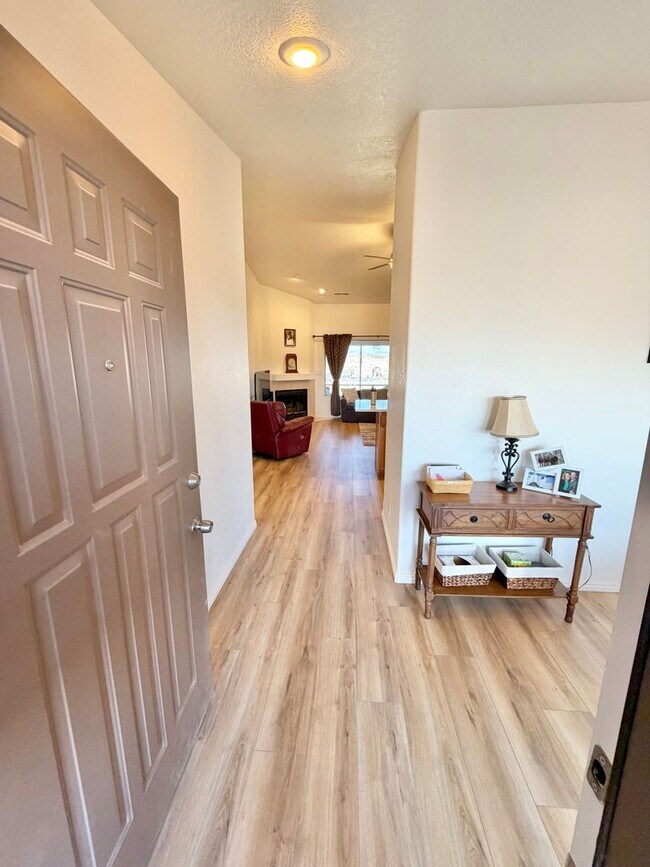 Building Photo - Short term rental available! 9-Month lease!!