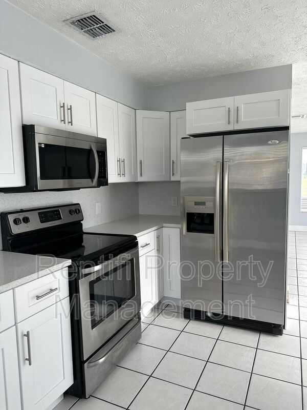 Photo - 717 SE 9th St Apartment