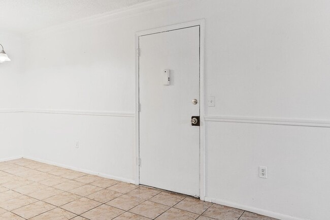 Building Photo - Charming 3-Bedroom, 2-Bathroom Condo in De...