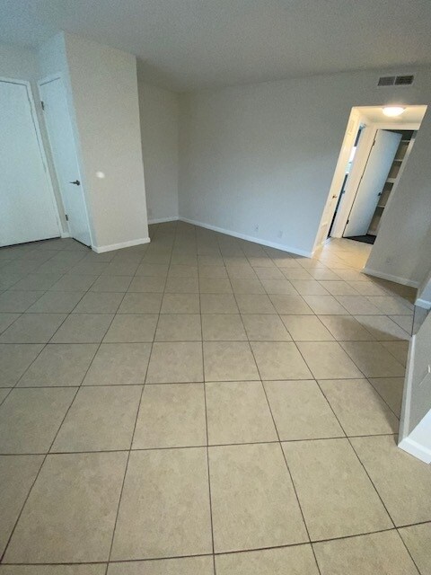 Building Photo - 3116 Lake Dr