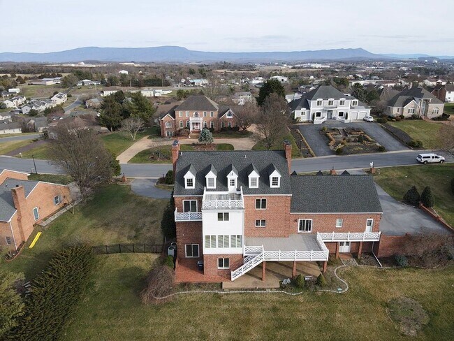 Building Photo - Beautiful 5 Bedroom, 7 Bathroom Home for R...