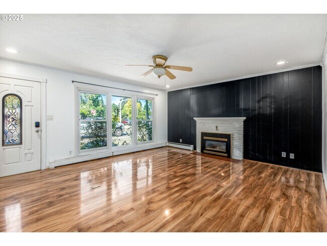 Building Photo - Classic Hillsboro Home with Two Spacious Bedrooms & Hardwood Floors
