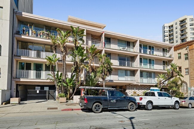 Building Photo - 1425 Lakeside Dr