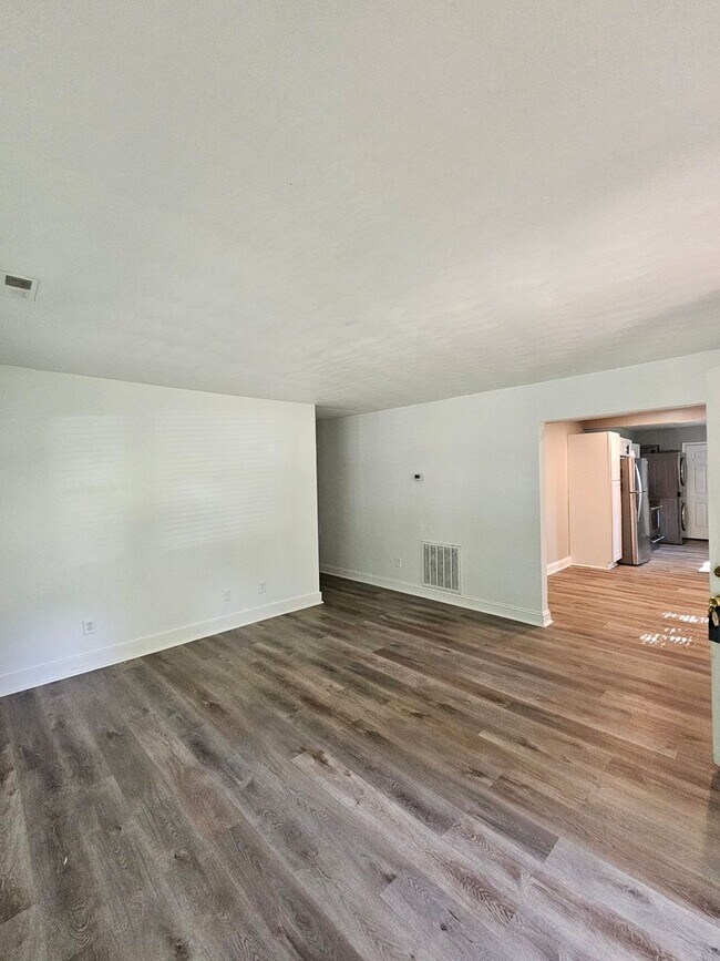 Foto del edificio - 348 Virginian Dr unit A