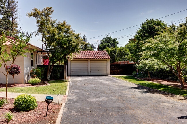 Building Photo - 4530 N Wilson Ave