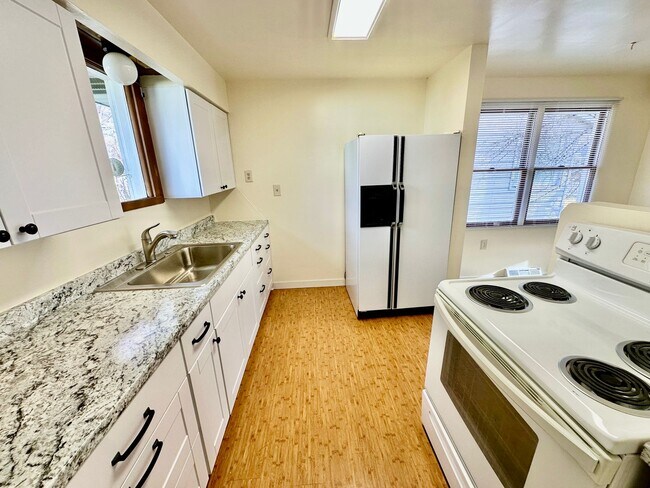 Foto del edificio - 1701 E Olympic Ave