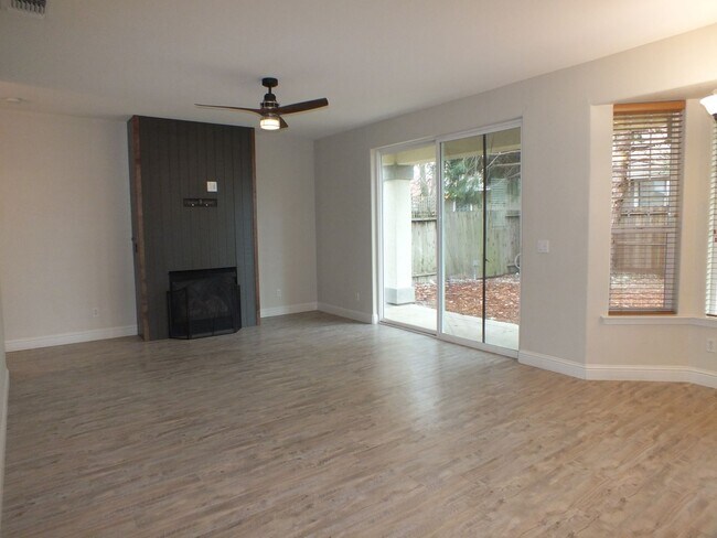 Foto del edificio - 3/2.5 2300 sf Cameron Park home