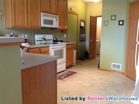 Building Photo - 729 Tamarack Trl