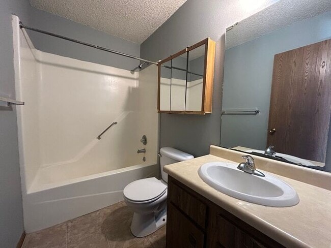 Building Photo - $950 | 1 Bedroom, 1 Bathroom Apartment | P...