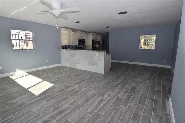 Foto del edificio - 1107 W Woodlawn Ave