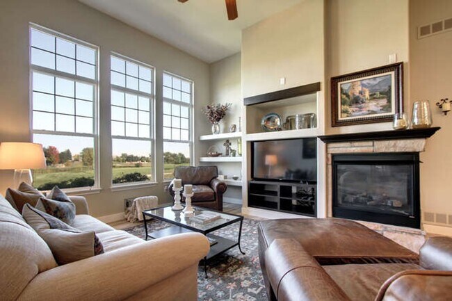 Building Photo - Spacious 3 BDR Townhome on Golf Course