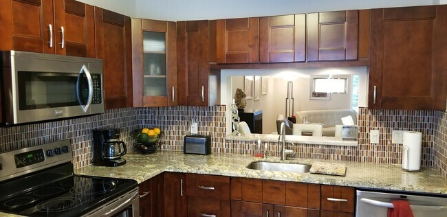 Building Photo - 3091 N Palm Aire Dr