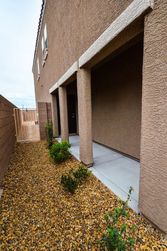 Building Photo - "Spacious 4-Bedroom Retreat with 2.5 Baths in Vibrant Las Vegas Locale!"