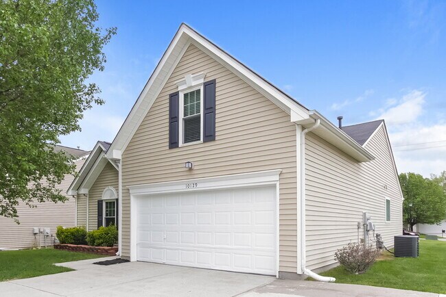 Building Photo - 10129 Green Hedge Ave