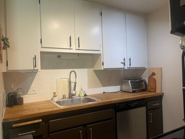 Building Photo - Charming 1 Bedroom, 1 Bathroom Condo