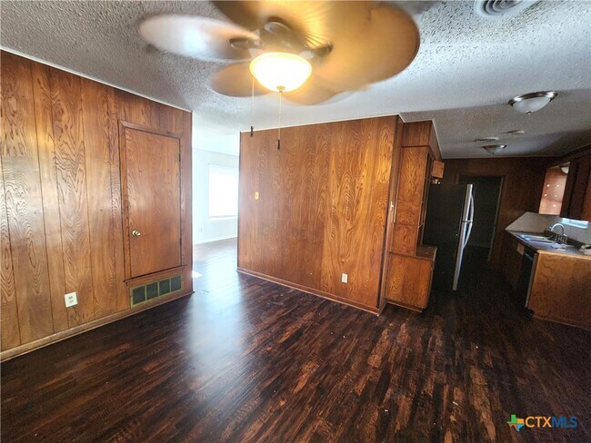 Foto del edificio - 1509 Ronstan Dr