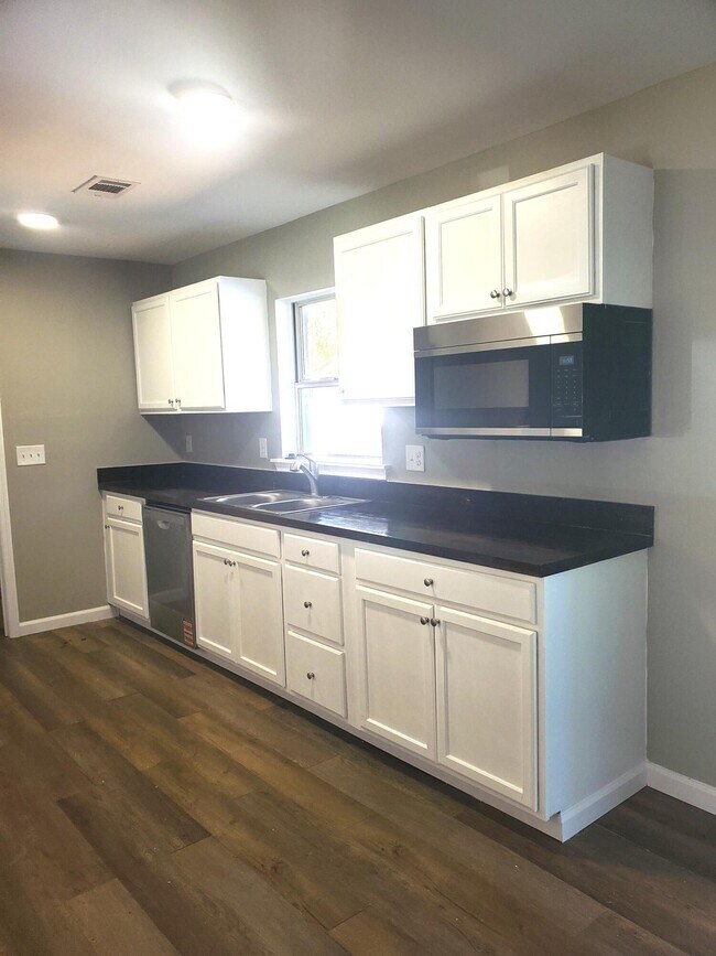 Building Photo - 3353 Tanglewood Dr