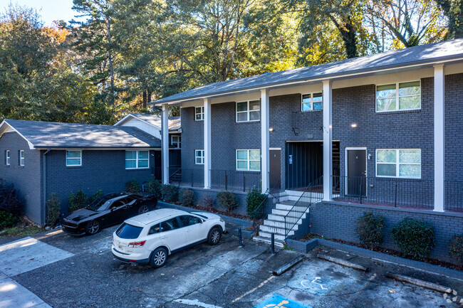 Covered Front Porch - Center Park Apartments