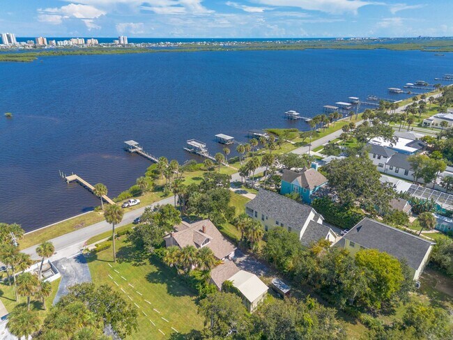 Foto del edificio - Attention boaters: Riverfront home, pet fr...