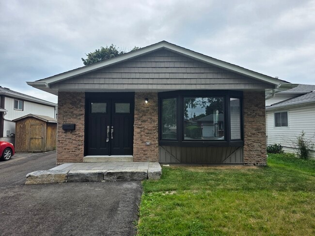 Building Photo - Never-Lived-In, Fully Renovated Upper-Leve...