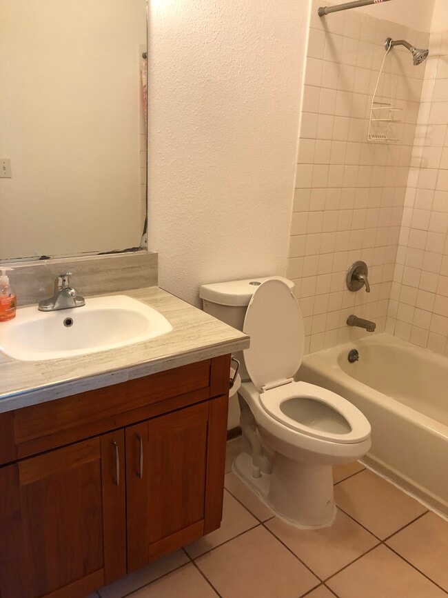 Baño - 94-530 Mahoe St