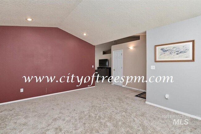 Foto del edificio - Fantastic 4 bed 2 Bath, 3 Car Garage with ...