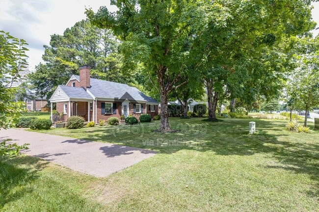 Foto del edificio - 715 Hillsboro Rd