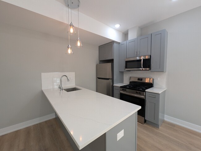 Building Photo - 428 W Belden Ave