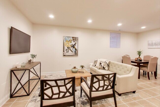 Foto del edificio - 6170 N Winchester Ave